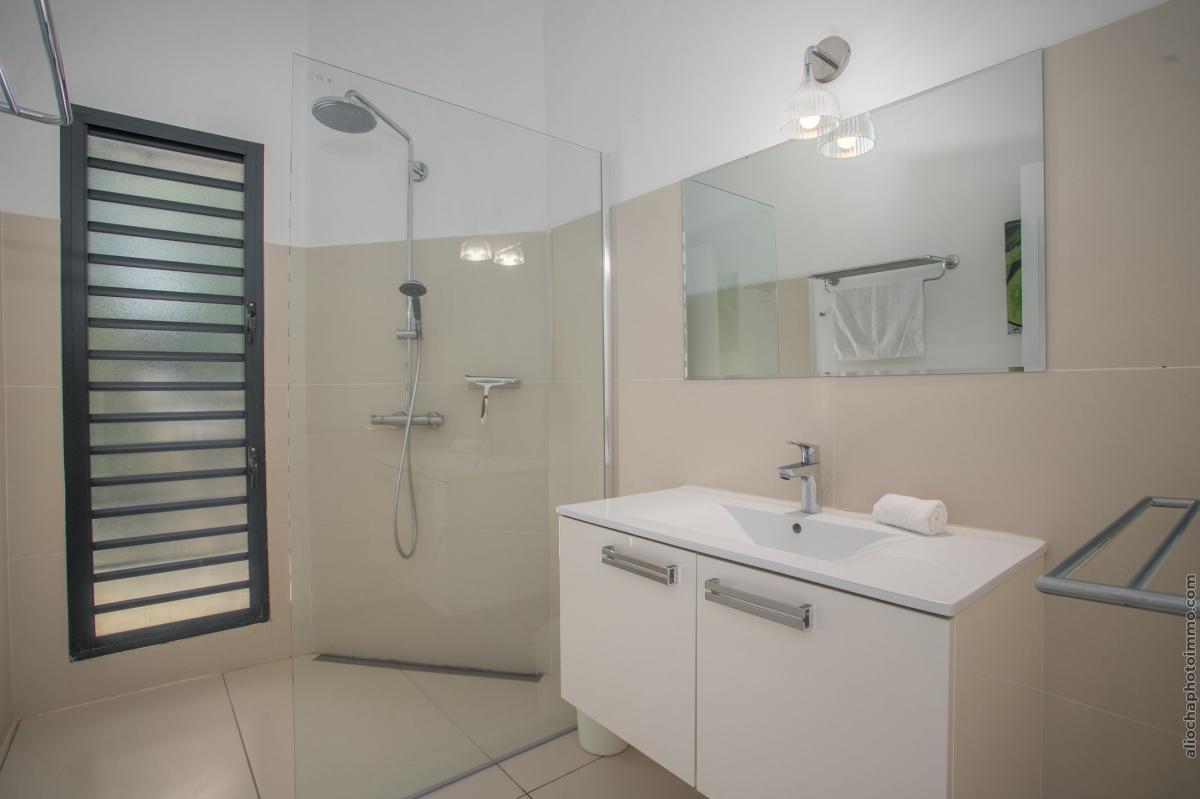 Location_Villa_Les_Trois_Ilets_Martinique_chambre vue piscine 3